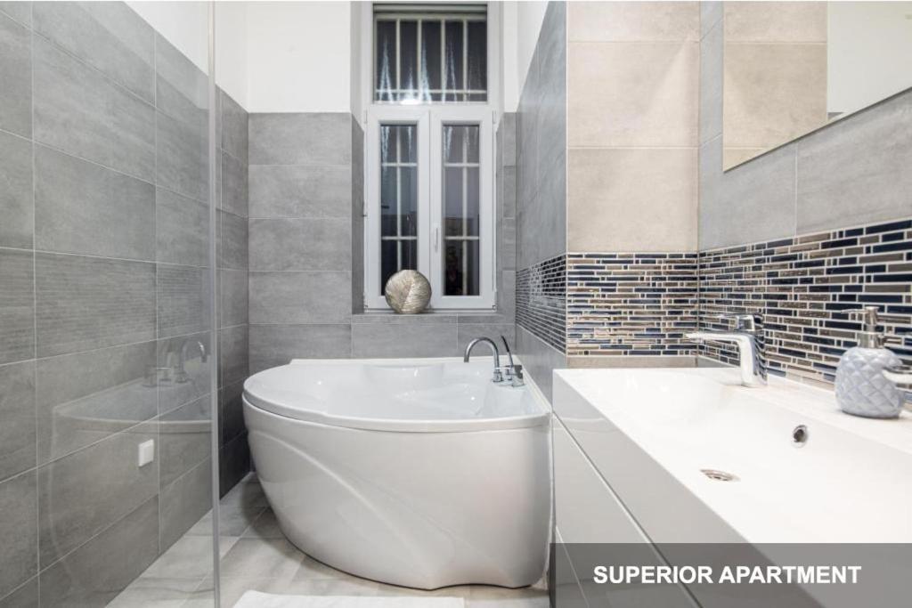 Bpr Agathe Elegant Suite With Parliament View Budapest Exterior photo